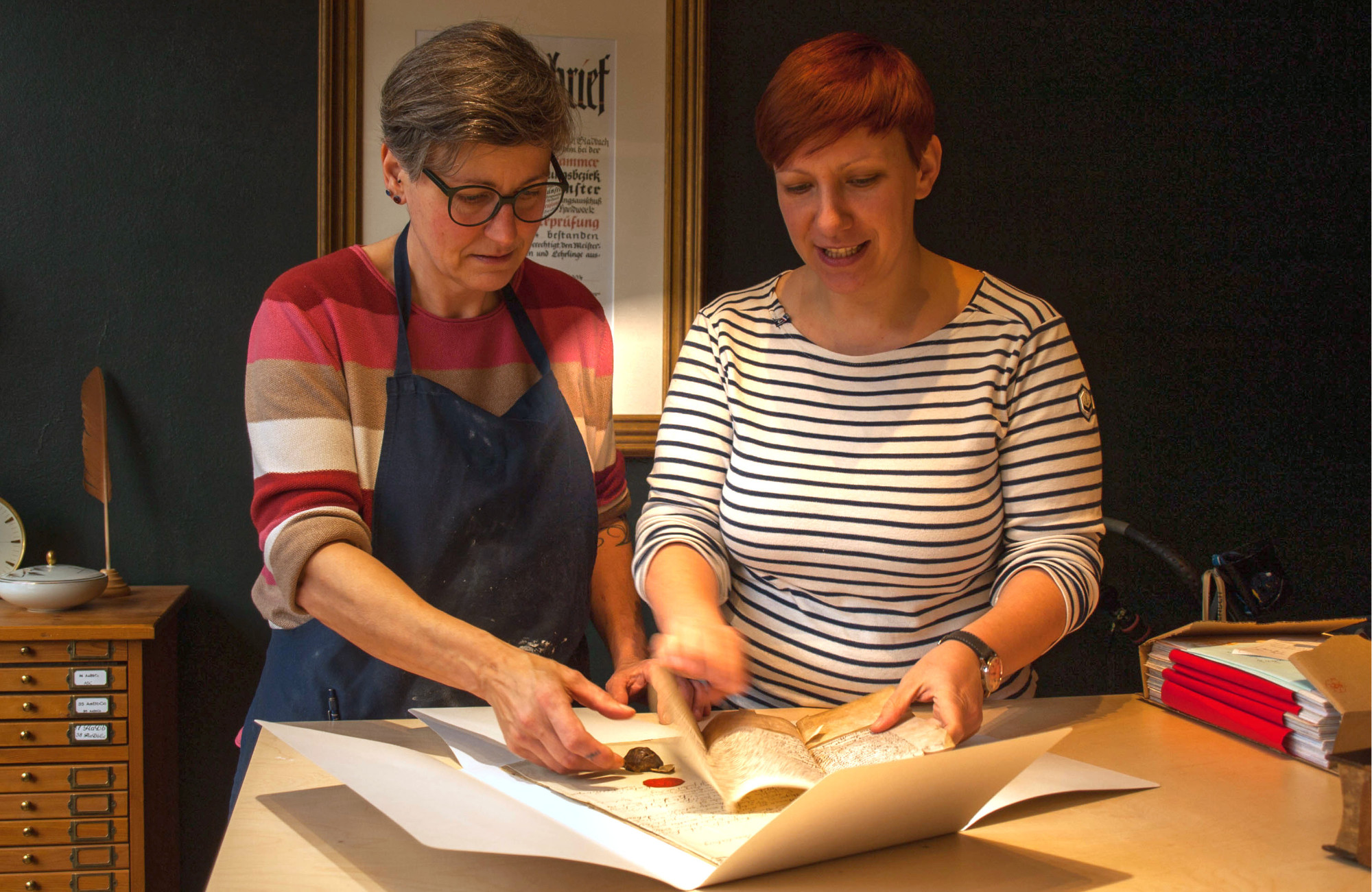 Kirstin Sieling und Katharina Engelmann-Stellmacher vor Meisterbrief